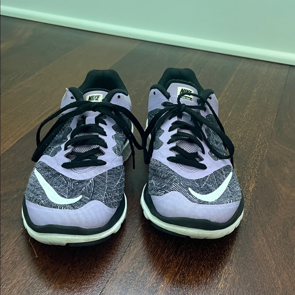 Nike Women’s Sneakers in Light Purple and Black with White Swoosh